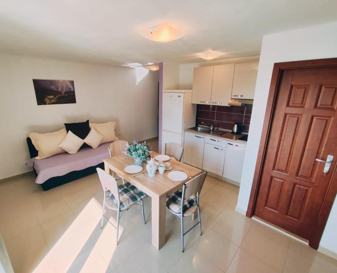 Apartmani Nada Mustapic Brela Bagian luar foto