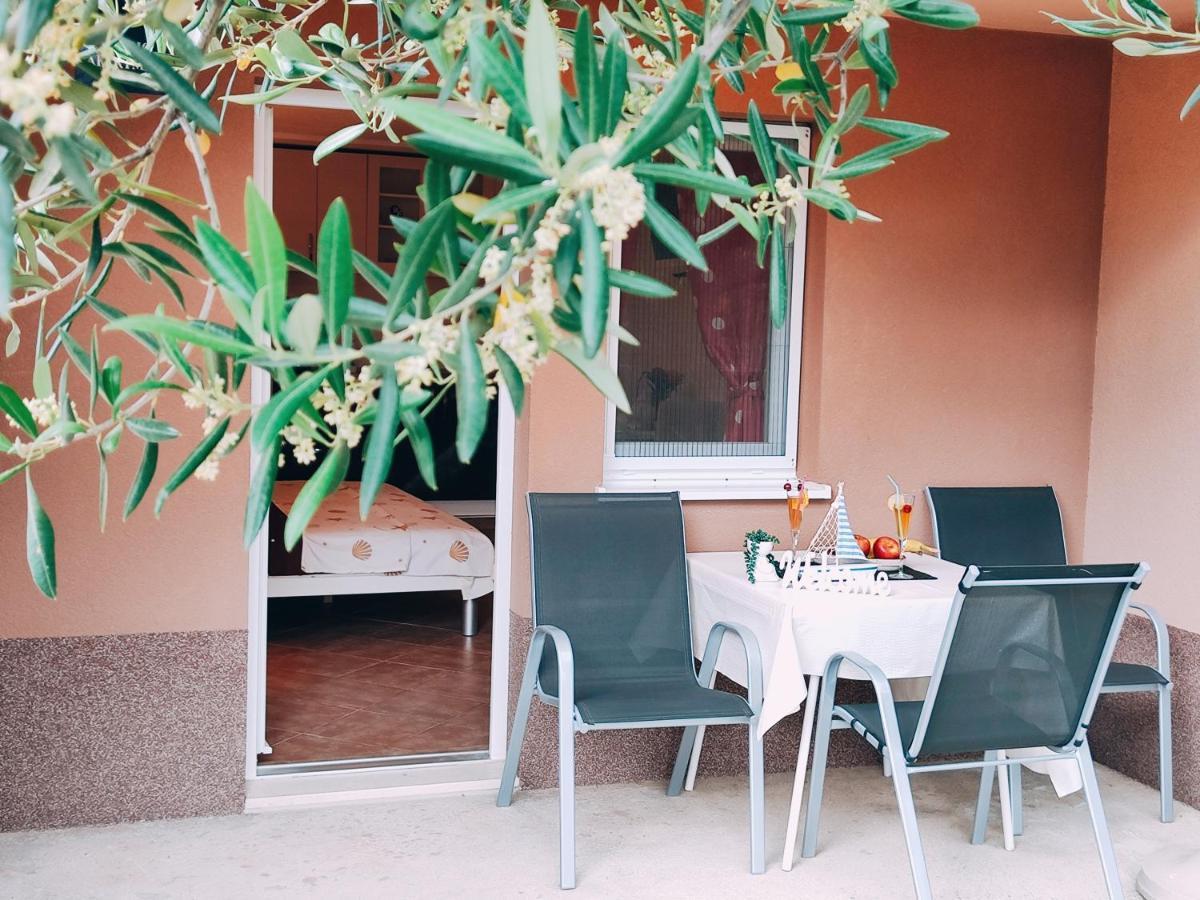 Apartmani Nada Mustapic Brela Bagian luar foto