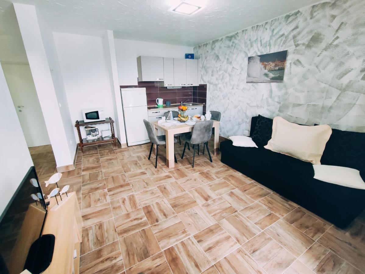 Apartmani Nada Mustapic Brela Bagian luar foto